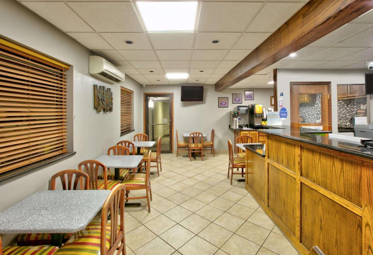 Super 8 By Wyndham Amarillo Hotel Bagian luar foto
