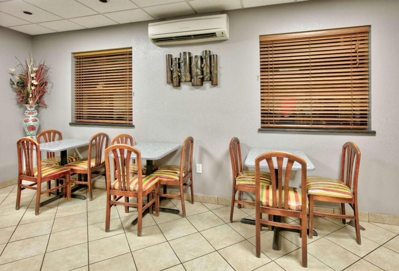 Super 8 By Wyndham Amarillo Hotel Bagian luar foto